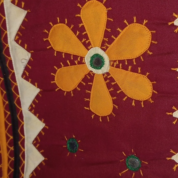 Bohemian Flower Embroidered Fabric Bag, zipper closure, inside zip pockets - Picture 4 of 4